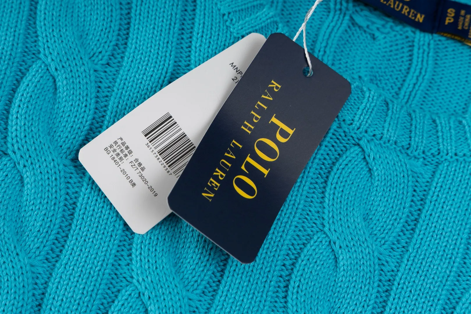 P220 #R91 RALPH LAUREN Ralph Lauren fourteen colors classic small label embroidery round neck pullover cable cardigan sweater men's top, high-density LOGO embroidery on the chest, original customization of tag accessories. Made of pure cotton yarn, pure cotton is skin-friendly and comfortable, small label war horse embroidered twist button round neck sweater 🐎 high quality, follow the blogger to learn how to wear it! Let’s buy a Ralph Lauren cable sweater. It’s a super hard-to-find series after it became popular. It’s hard to find one on the official website. It’s simple and practical to wear, with a lazy and loose feel. The thickened fabric has more texture, feels soft and delicate, and has a loose fit. Whether worn alone or layered, you can wear different styles of fashion with just one piece!   Size：XS S M L Sleeve length: 59/60/61/62/63